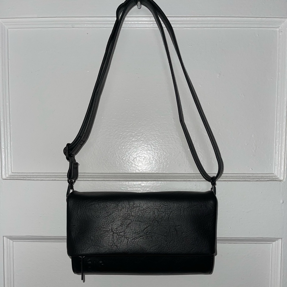 BEIS- THE CROSSBODY WALLET IN BLACK